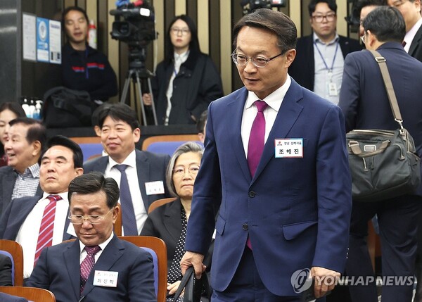 (서울=연합뉴스) 신준희 기자 = 국민의힘 조해진 의원이 19일 국회에서 열린 원외조직위원장 간담회에 입장하고 있다. 이날 간담회에는 4·10 총선 수도권 낙선자들을 비롯한 원외 조직위원장들이 참석했다. 2024.4.19 hama@yna.co.kr