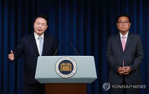 (서울=연합뉴스) 홍해인 기자 = 윤석열 대통령이 22일 서울 용산 대통령실 청사에서 열린 인사브리핑에서 신임 대통령 비서실장으로 임명된 국민의힘 정진석 의원을 소개한 뒤 더불어민주당 이재명 대표와의 영수회담 등 현안 관련 취재진의 질문에 답하고 있다. 2024.4.22 hihong@yna.co.kr