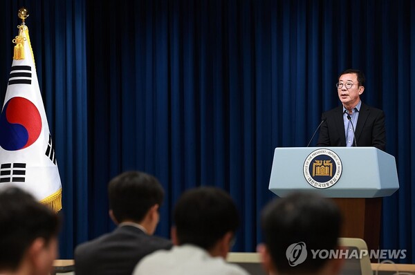 (서울=연합뉴스) 홍해인 기자 = 홍철호 대통령실 정무수석이 26일 서울 용산 대통령실 청사에서 윤석열 대통령과 더불어민주당 이재명 대표의 영수회담 관련 브리핑을 하고 있다. 윤 대통령과 이 대표의 영수회담은 오는 29일 용산 대통령실에서 열릴 예정이다. 2024.4.26 hihong@yna.co.kr