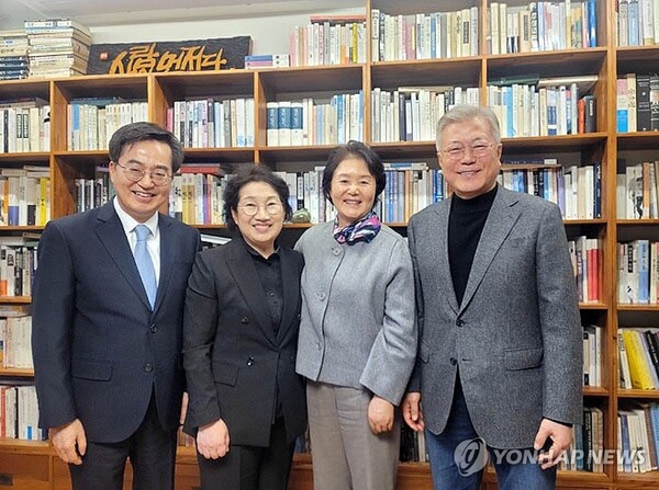 문재인 전 대통령 내외와 김동연 지사 내외 [사진=연합뉴스]