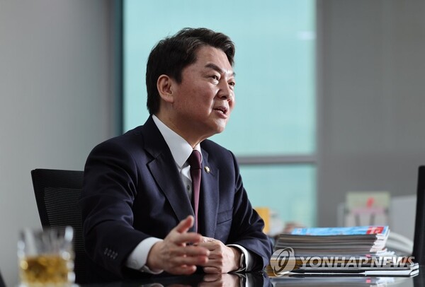 (서울=연합뉴스) 이정훈 기자 = 국민의힘 당권주자인 안철수 의원이 국회 의원회관에서 연합뉴스와 인터뷰를 하고 있다. 2023.2.2 uwg806@yna.co.kr