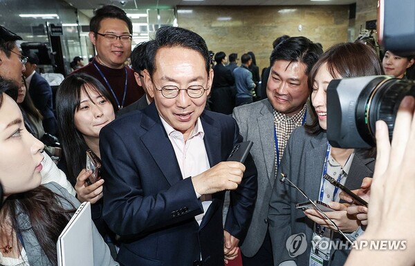 국민의힘 김도읍 의원이 16일 국회에서 열린 국민의힘과 국민의미래 당선자 총회를 마친 뒤 취재진 질문에 답하고 있다.[사진=연합/공동취재] 