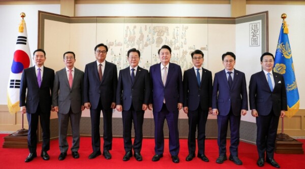 윤석열 대통령과 더불어민주당 이재명 대표가 29일 서울 용산 대통령실 청사에서 열린 영수회담 종료 뒤 기념촬영을 하고 있다. 왼쪽부터 대통령실 이도운 홍보수석, 홍철호 정무수석, 정진석 비서실장, 이 대표, 윤 대통령, 더불어민주당 진성준 정책위의장, 천준호 당대표 비서실장, 박성준 수석대변인. [사진=대통령실 제공]