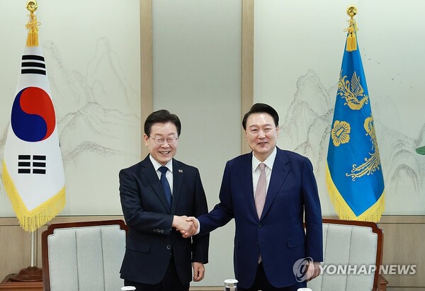 윤석열 대통령과 이재명 더불어민주당 대표가 첫 영수회담에서 국정 전반에 대해 2시간 넘게 논의했으나 단 한줄의 합의문도 없이 빈손으로 마무리됐다 [사진=연합뉴스]
