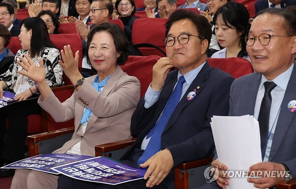 (서울=연합뉴스) 한상균 기자 = 더불어민주당 추미애 당선인과 우원식 의원 등이 29일 국회에서 열린 더민주전국혁신회의 총선 평가 및 조직 전망 논의 간담회에 참석하고 있다. 2024.4.29 xyz@yna.co.kr