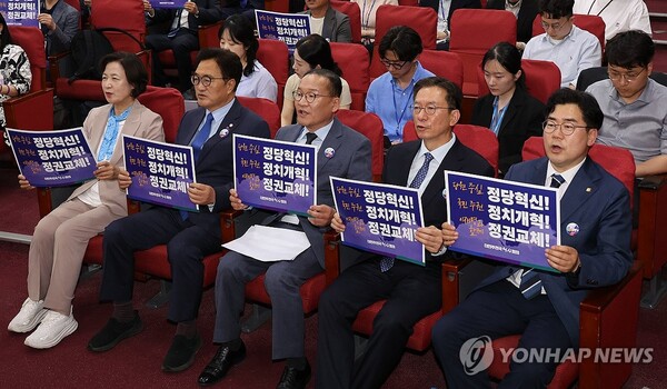 (서울=연합뉴스) 한상균 기자 = 29일 국회에서 열린 더민주전국혁신회의 총선 평가 및 조직 전망 논의 간담회에서 참석자들이 구호를 외치고 있다. 왼쪽부터 추미애 당선인, 우원식 의원, 강위원 당대표 정무특보, 정성호, 박찬대 의원. 2024.4.29 xyz@yna.co.kr