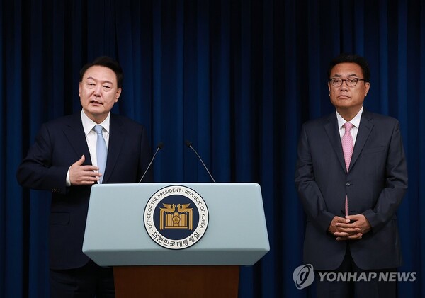 22대총선 대참패 후 용산 대통령실의 전면 개편을 단행하고 있는 윤 대통령은  '민정수석실' 부활을 추진하고 있다. 사진은 지난 22일 윤석열 대통령이 정진석 신임 대통령 비서실장을 소개하고 있다. [사진=연합뉴스]