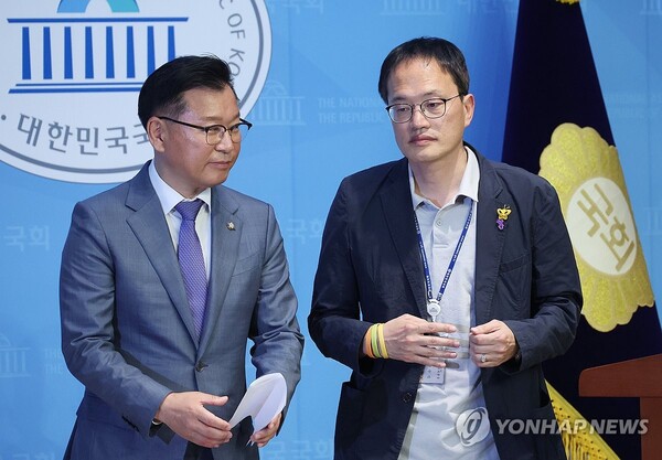 국민의힘 이양수(왼쪽), 더불어민주당 박주민 원내수석부대표가 1일 국회에서 이태원참사특별법 수정 합의사항을 발표한 뒤 기자회견장을 나서고 있다. [사진=연합뉴스]