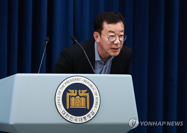 (서울=연합뉴스) 홍해인 기자 = 홍철호 대통령실 정무수석이 26일 서울 용산 대통령실 청사에서 윤석열 대통령과 더불어민주당 이재명 대표의 영수회담 관련 브리핑을 시작하기 앞서 인사하고 있다. 윤 대통령과 이 대표의 영수회담은 오는 29일 용산 대통령실에서 열릴 예정이다. 2024.4.26 hihong@yna.co.kr