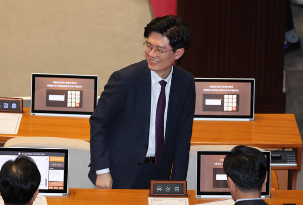 의원들과 인사 나누는 조정훈 = 국민의힘 조정훈 의원이 28일 오후 국회 본회의에 참석하며 동료 의원들과 인사를 나누고 있다.[사진=연합뉴스]