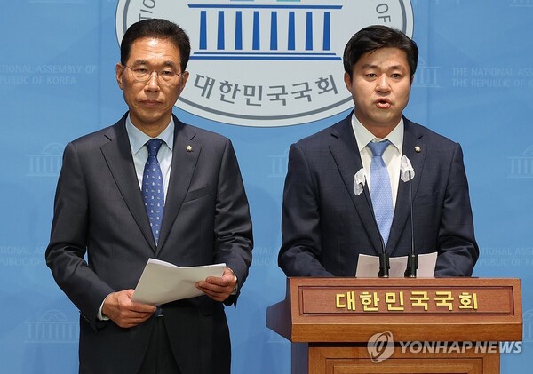 김포 지역 더불어민주당 박상혁, 김주영 국회의원이 지난해 11월5일 국회에서 서울 편입 관련 입장 발표 기자회견을 하고 있다. 2023.11.5 [사진=연합뉴스]