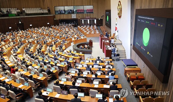 (서울=연합뉴스) 김주형 기자 = 2일 오후 국회에서 열린 본회의에서 여야가 일부 내용을 수정하기로 합의한 뒤 재발의한 '이태원 참사 진상규명 특별법'이 통과되고 있다. 2024.5.2 kjhpress@yna.co.kr