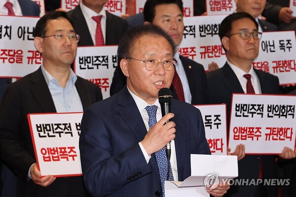 (서울=연합뉴스) 김주성 기자 = 국민의힘 윤재옥 원내대표 겸 당 대표 권한대행이 2일 오후 국회 본회의장 앞 계단에서 '채상병 특검법'을 단독 처리한 야당을 규탄하고 있다. 2024.5.2 utzza@yna.co.kr