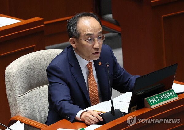 (서울=연합뉴스) 이정훈 기자 = 추경호 부총리 겸 기획재정부 장관이 3일 국회에서 열린 예산결산특별위원회 전체회의에서 의원 질의에 답변하고 있다. 2023.11.3 uwg806@yna.co.kr