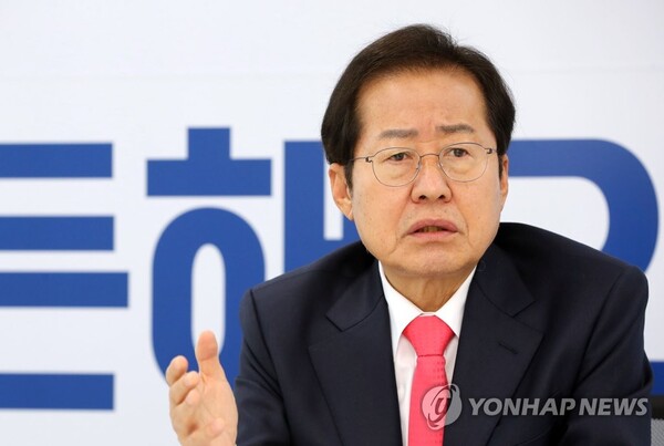 (서울=연합뉴스) 하사헌 기자 = 국민의힘 대권주자인 홍준표 의원이 21일 서울 여의도 캠프 사무실에서 연합뉴스와 인터뷰하고 있다. 2021.10.24 toadboy@yna.co.kr