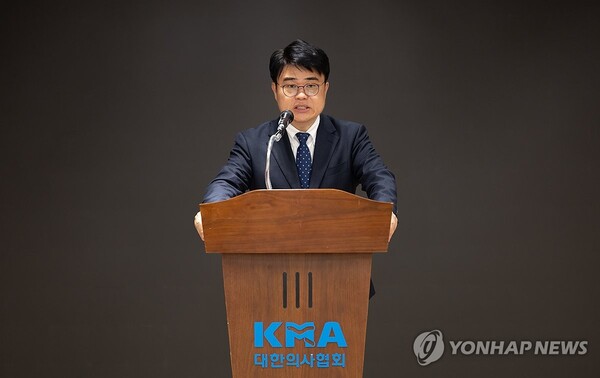 (서울=연합뉴스) 윤동진 기자 = 임현택 신임 대한의사협회장이 26일 오후 서울 용산구 대한의사협회에서 열린 결선 투표에서 당선된 후 소감을 밝히고 있다. 2024.3.26 mon@yna.co.kr