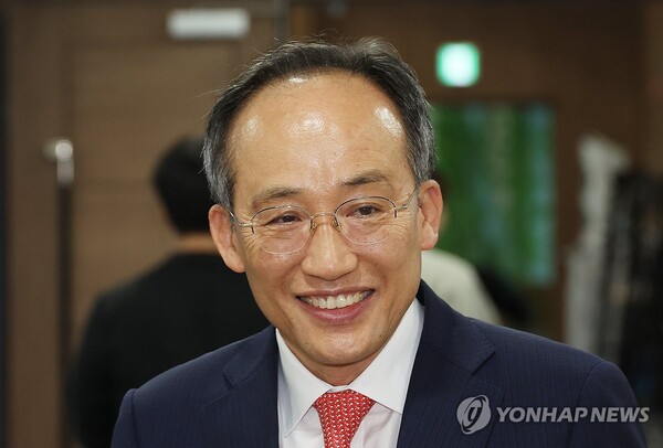 국민의힘 추경호 의원이 5일 국회에서 원내대표 출마선언 기자회견을 한 뒤 미소를 지으며 회견장을 나서고 있다. [사진=연합뉴스]