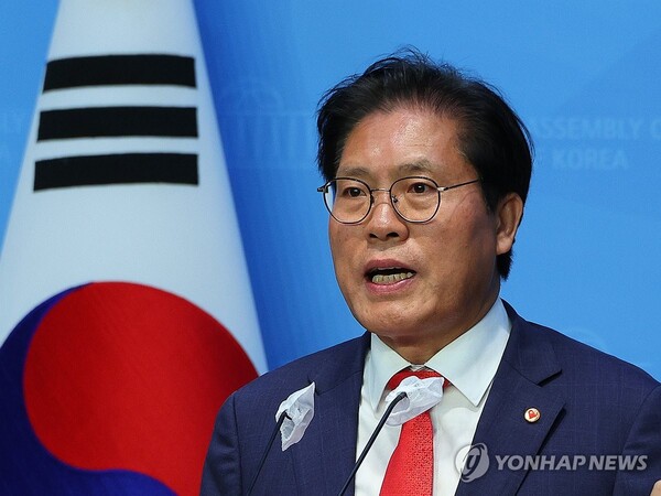 국민의힘 송석준 의원이 2일 서울 여의도 국회 소통관에서 원내대표 출마 선언 기자회견을 하고 있다. [사진=연합뉴스]