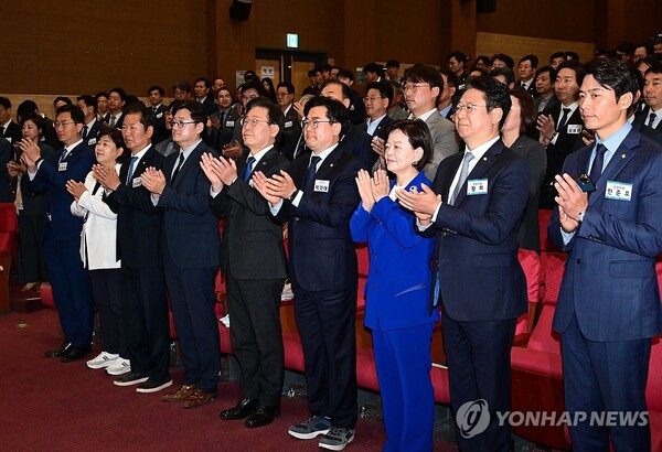 더불어민주당 이재명 대표와 박찬대 신임원내대표를 비롯한 제22대 국회의원 당선인들이 3일 국회 의원회관에서 열린 '제22대 국회 더불어민주당 제1기 원내대표 선출 당선자 총회'에서 해병대원 특검법 즉각 수용 촉구 결의문을 채택한 뒤 박수치고 있다. [사진=연합뉴스]