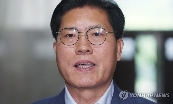 국민의힘 송석준 의원이 5일 국회에서 원내대표 후보 등록을 마치고 취재진의 질문에 답하고 있다. 2024.5.5 [사진=연합뉴스]