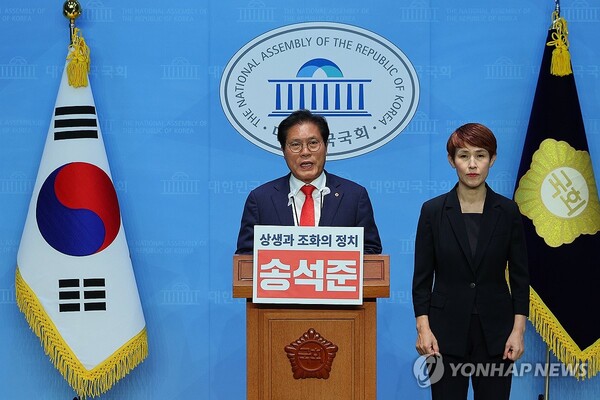 국민의힘 송석준 의원이 2일 서울 여의도 국회 소통관에서 원내대표 출마 선언 기자회견을 하고 있다. 2024.5.2 [사진=연합뉴스]