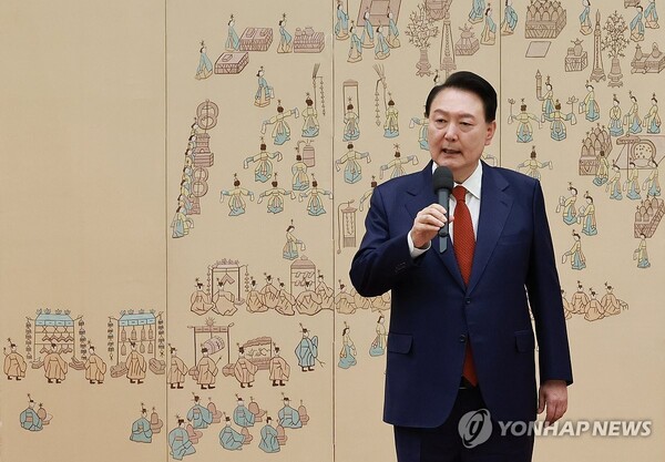 윤석열 대통령이 지난 1일 서울 용산 대통령실 청사에서 열린 중장 진급·보직 신고 및 삼정검 수치 수여식에서 격려사를 하고 있다. [사진=연합뉴스]