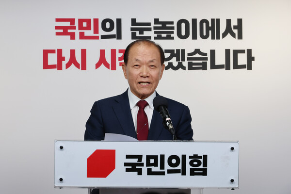 국민의힘 황우여 신임 비상대책위원장이 3일 오전 서울 여의도 당사에서 열린 취임 기자회견에서 취임 소감과 비대위 구성 등 운영 방향을 밝히고 있다. [사진=연합뉴스]
