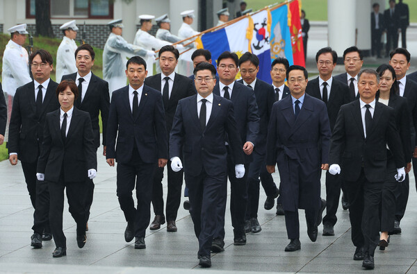 더불어민주당 박찬대 신임 원내대표와 원내지도부가 7일 오전 서울 동작구 국립서울현충원을 참배하고 있다. [사진=연합뉴스]