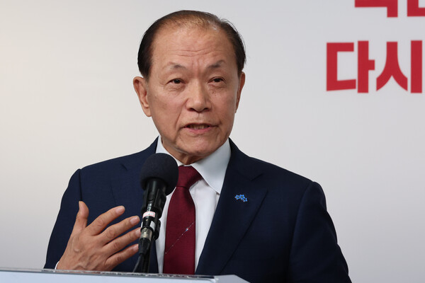 국민의힘 황우여 신임 비상대책위원장이 3일 오전 서울 여의도 당사에서 열린 취임 기자회견에서 취재진의 질문에 답하고 있다. [사진=연합뉴스]