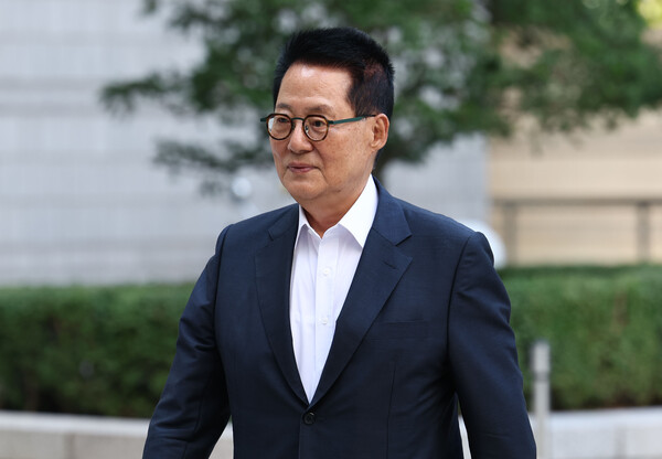 박지원 전 국정원장이 3일 오전 서초구 서울중앙지방법원에서 열린 서해 공무원 피격 사건 관련 속행 공판에 출석하고 있다. [사진=연합뉴스]