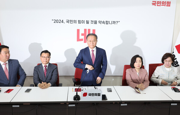 국민의힘 윤재옥 원내대표 겸 당 대표 권한대행이 임기 마지막날인 8일 국회에서 연 기자간담회에 입장하고 있다. [사진=연합뉴스]