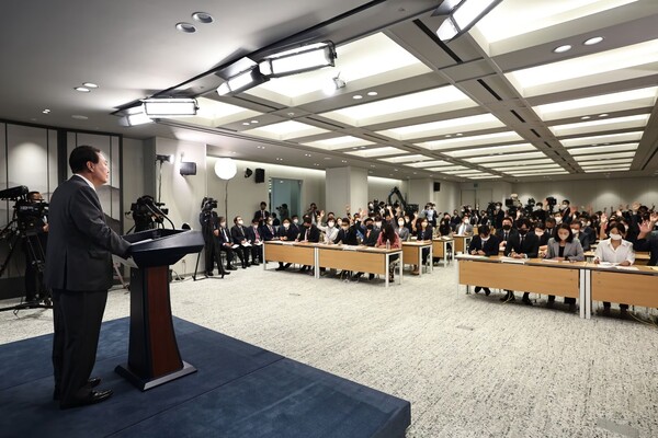 윤석열 대통령이 2022년 8월 17일 용산 대통령실 청사 브리핑룸에서 취임 100일 기자회견을 하고 있는 모습. [제공=대통령실]