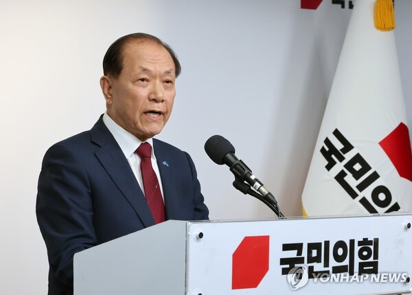 국민의힘 황우여 신임 비상대책위원장이 3일 오전 서울 여의도 당사에서 열린 취임 기자회견에서 취임 소감과 비대위 구성 등 운영 방향을 밝히고 있다. [사진=연합뉴스]