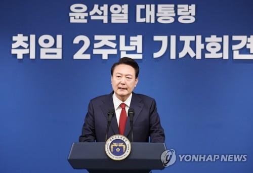 윤석열 대통령이 9일 오전 서울 용산 대통령실 청사 브리핑실에서 '윤석열정부 2년 국민보고 및 기자회견'을 하고 있다.[사진=연합뉴스]