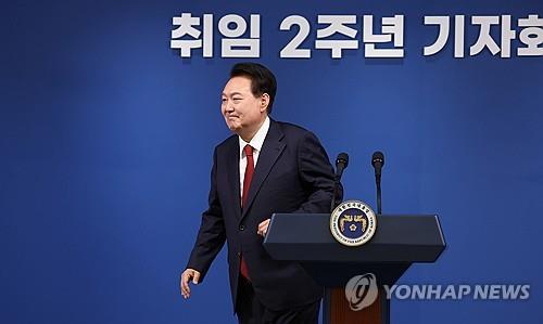 윤석열 대통령이 9일 오전 서울 용산 대통령실 청사 브리핑실에서 '윤석열정부 2년 국민보고 및 기자회견'을 마치고 밝은 표정으로 단상을 내려오고 있다.[사진=연합뉴스]