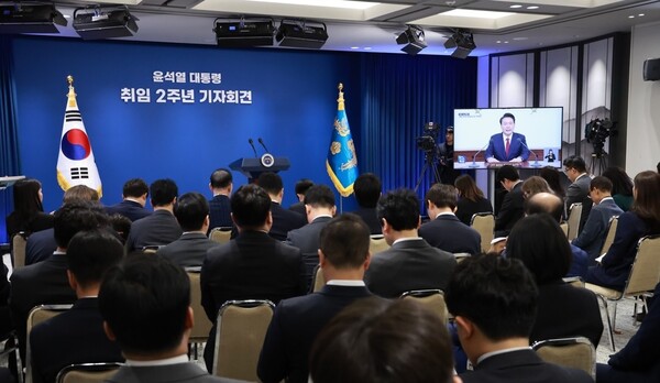 윤석열 대통령 국민보고 시청하는 취재진.[사진=연합뉴스]