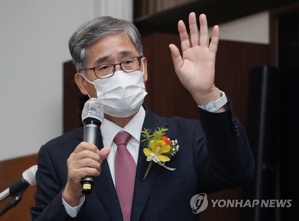 신평 변호사가 9일 오후 서울 중구 한국프레스센터에서 열린 자신의 출판기념회에서 인사말을 하고 있다. 신 변호사는 지난 2017년 대선 당시 문재인 캠프에서 활동했지만, 최근 윤석열 후보를 공개 지지했다. 2021.11.9 [국회사진기자단] [사진=연합뉴스]