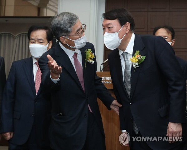 국민의힘 윤석열 대선 후보가 9일 오후 서울 중구 한국프레스센터에서 열린 신평 변호사 출판기념회에 참석, 신 변호사와 대화하고 있다. 2021.11.9 [국회사진기자단] [사진=연합뉴스]