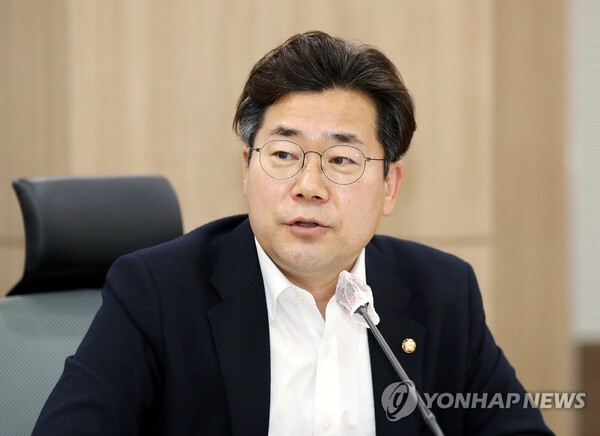 제21대 총선 인천 연수갑에서 당선된 더불어민주당 박찬대 당선인이 24일 오전 인천시 남동구 인천시청에서 열린 '국회의원 당선인 간담회'에서 인사말을 하고 있다. 2020.4.24 [사진=연합뉴스]