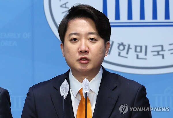 개혁신당 이준석 대표가 22일 국회 소통관에서 정책 발표 기자회견을 하고 있다. [사진=연합뉴스]