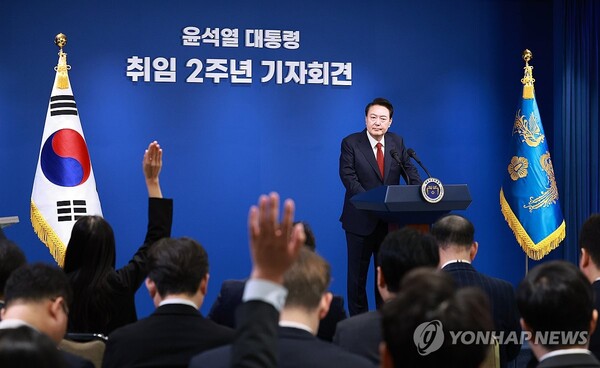 윤석열 대통령이 9일 오전 서울 용산 대통령실 청사 브리핑실에서 열린 '윤석열정부 2년 국민보고 및 기자회견'에서 취재진의 질문을 받고 있다. [사진=연합뉴스]