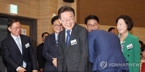 더불어민주당 이재명 대표가 3일 오전 국회 의원회관에서 열린 제22대 국회 더불어민주당 제1기 원내대표 선출 당선자 총회에 입장해 당 국회의장 후보자들과 인사한 뒤 이동하고 있다. [사진=연합뉴스]