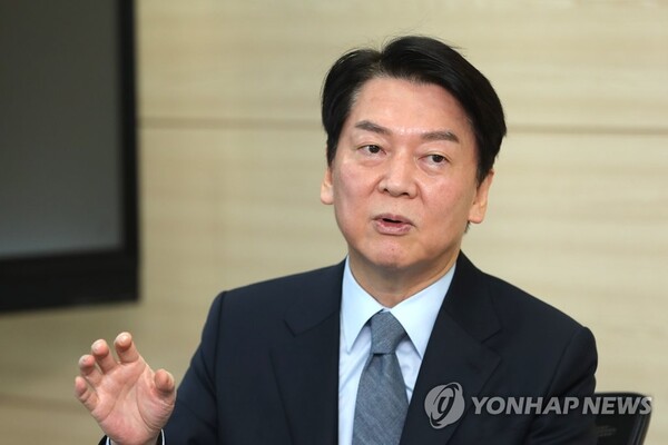 대선 출마를 선언한 국민의당 안철수 대표가 2일 서울 여의도 당사에서 연합뉴스와 인터뷰하고 있다.[사진=연합뉴스]