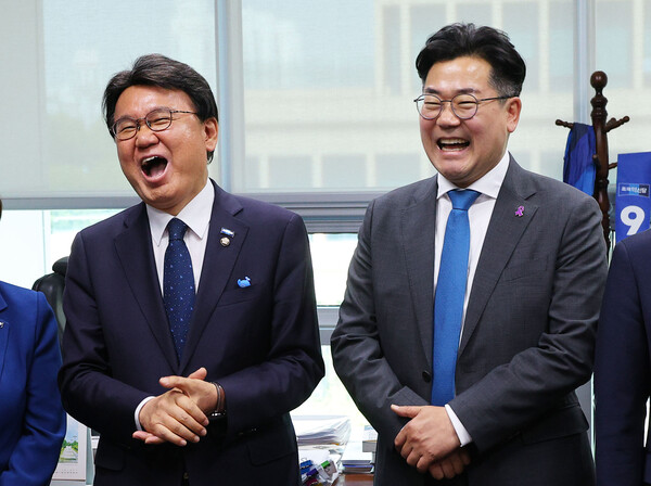 더불어민주당 박찬대 원내대표가 10일 오전 국회 의원회관에서 조국혁신당 황운하 원내대표를 예방하고 있다. [사진=연합뉴스]