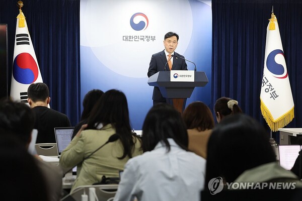 강도현 과학기술정보통신부 2차관이 10일 오후 정부서울청사 브리핑룸에서 메신저앱 '라인' 운영사 라인야후를 놓고 네이버와 소프트뱅크의 지분 협상 및 일본 정부의 라인야후에 대한 자본 관계 재검토 요구와 관련한 현안 브리핑 발표를 하고 있다. [사진=연합뉴스]