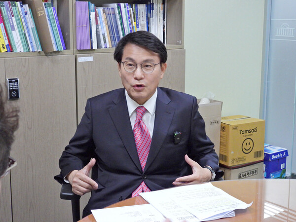 인천 동·미추홀을에서 5선 고지에 오른 윤상현 국민의힘 의원은 10일 국회 의원회관에서 폴리뉴스 김능구 대표와의 ‘정국인터뷰’에서 “총선 3개월 뒤에 들어오는 새 지도부가 혁신을 제대로 할 수 있느냐? 못 한다. 그렇게 되면 영원히 변하지 않는 당이 된다”고 지적했다. [사진=전희재 폴리뉴스 PD] 