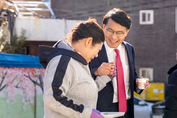 윤상현 의원이 지역구 주민들과 소통하고 있다. [사진=의원실 제공]