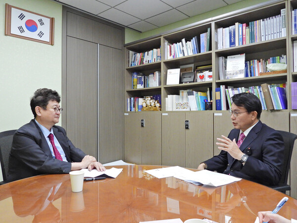 윤상현 국민의힘 의원은 10일 김능구 대표와의 ‘정국인터뷰’에서 “보수 가치를 멋지게 전달하고 싶다. 멀리 떨어진 이념이 아니라 내 삶에 있어서 헌법과 법질서를 존중하고 개혁을 선도하는 거다. 그게 혁신 보수의 역할”이라고 말했다. [사진=전희재 폴리뉴스 PD]