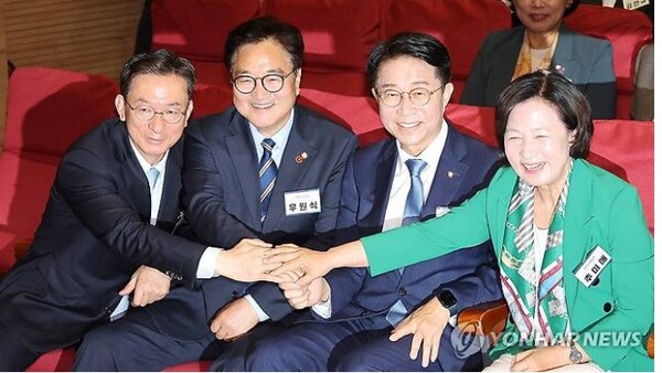 왼쪽부터 국회의장 후보로 등록했던 더불어민주당 정성호, 우원식, 조정식, 추미애 국회의장 후보자들이 지난 3일 오전 국회 의원회관에서 열린 제22대 국회 더불어민주당 제1기 원내대표 선출 당선자 총회에서 손잡고 있다. [사진=연합뉴스]