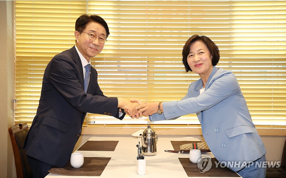 12일 조정식 의원이 더불어민주당 국회의장 후보에서 사퇴하고 추미애 당선인에 대한 지지를 선언했다. 앞서 정성호 의원도 후보에서 사퇴했다. '명심'이 추미애를 선택했다. [사진=연합뉴스]